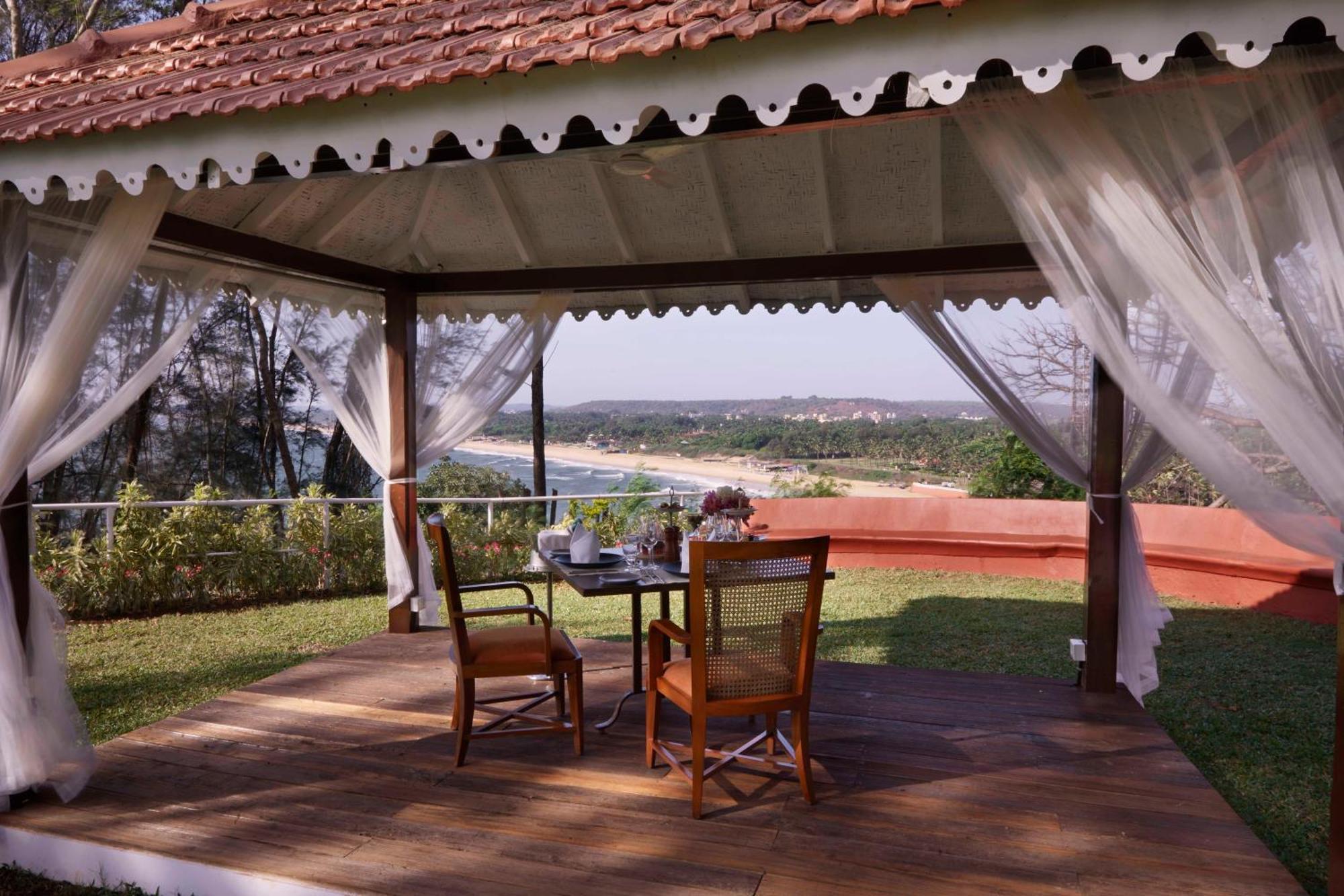 Taj Fort Aguada Resort & Spa, Goa Sinquerim Esterno foto A view of the beach from the resort