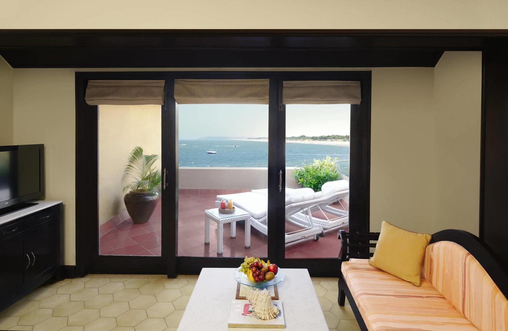Taj Fort Aguada Resort & Spa, Goa Sinquerim Esterno foto A room at the resort